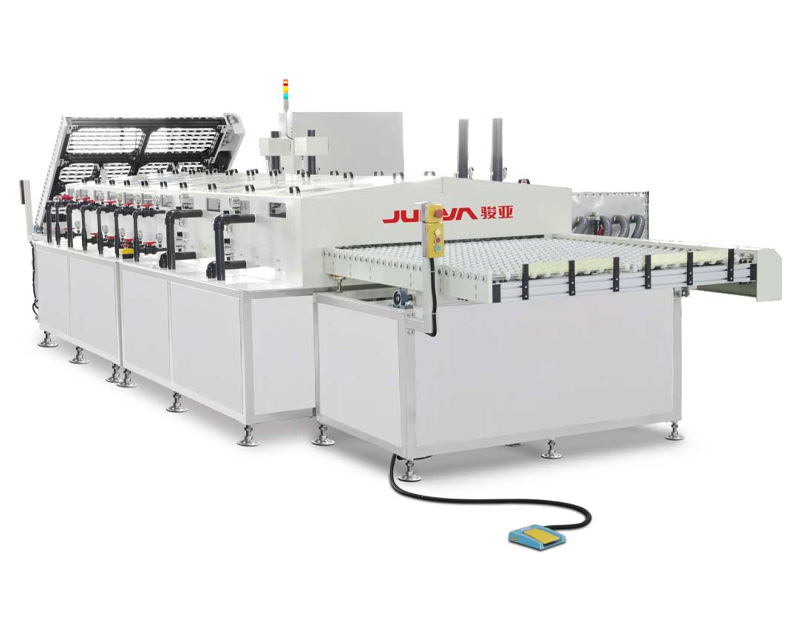 What should be the characteristics of the glass cleaned by a good glass washer?