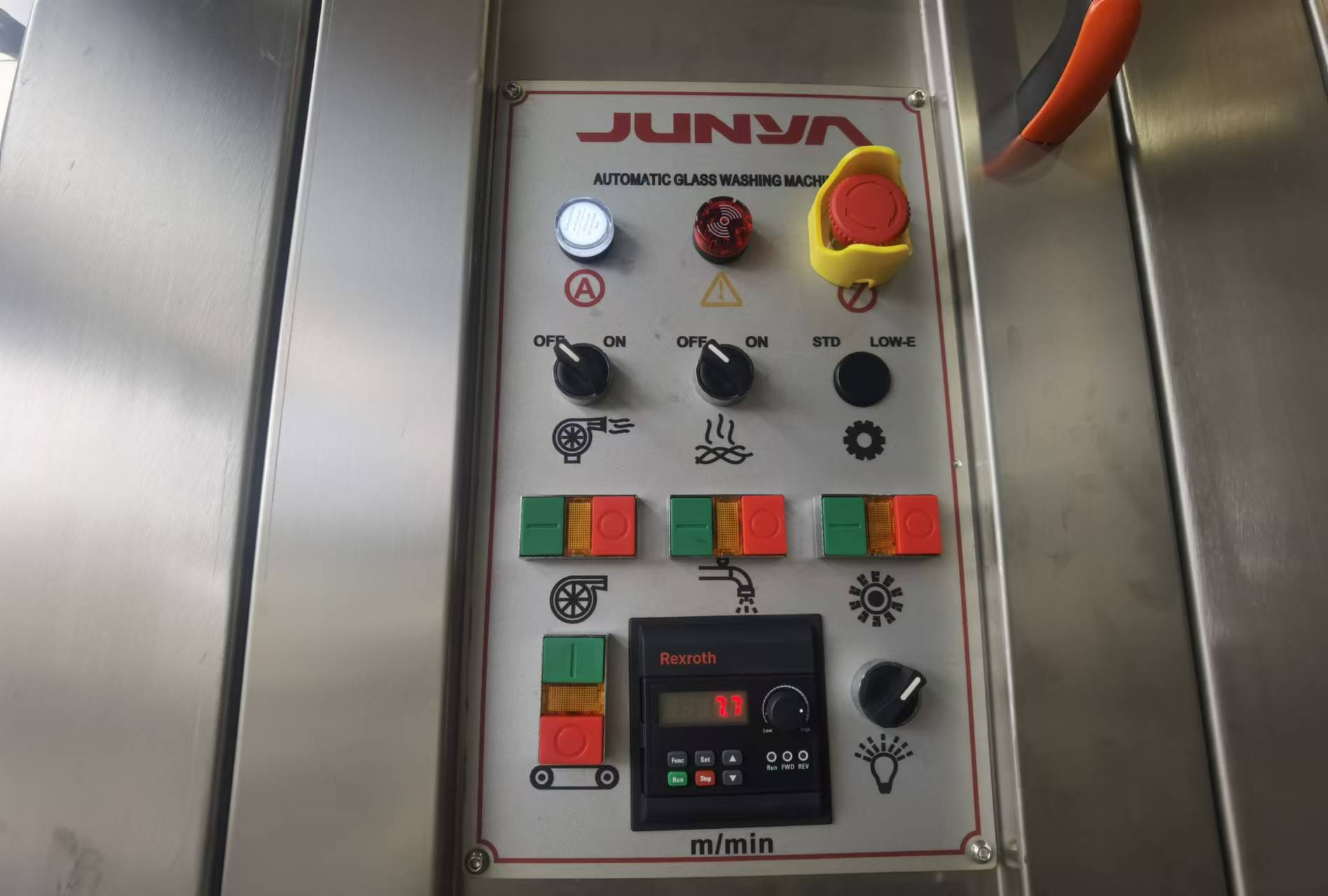 JUNYA Company Speeds up Production of 15 Vertical Glass Washing Machines Before Year-end to Boost the Glass Processing Industry