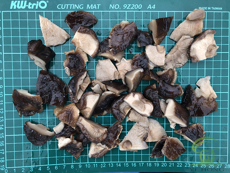 소금물에 4등분한 표고버섯