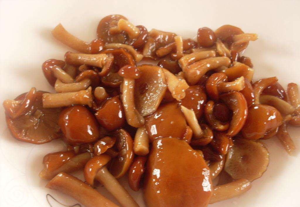 Pickled edible pholiota nameko