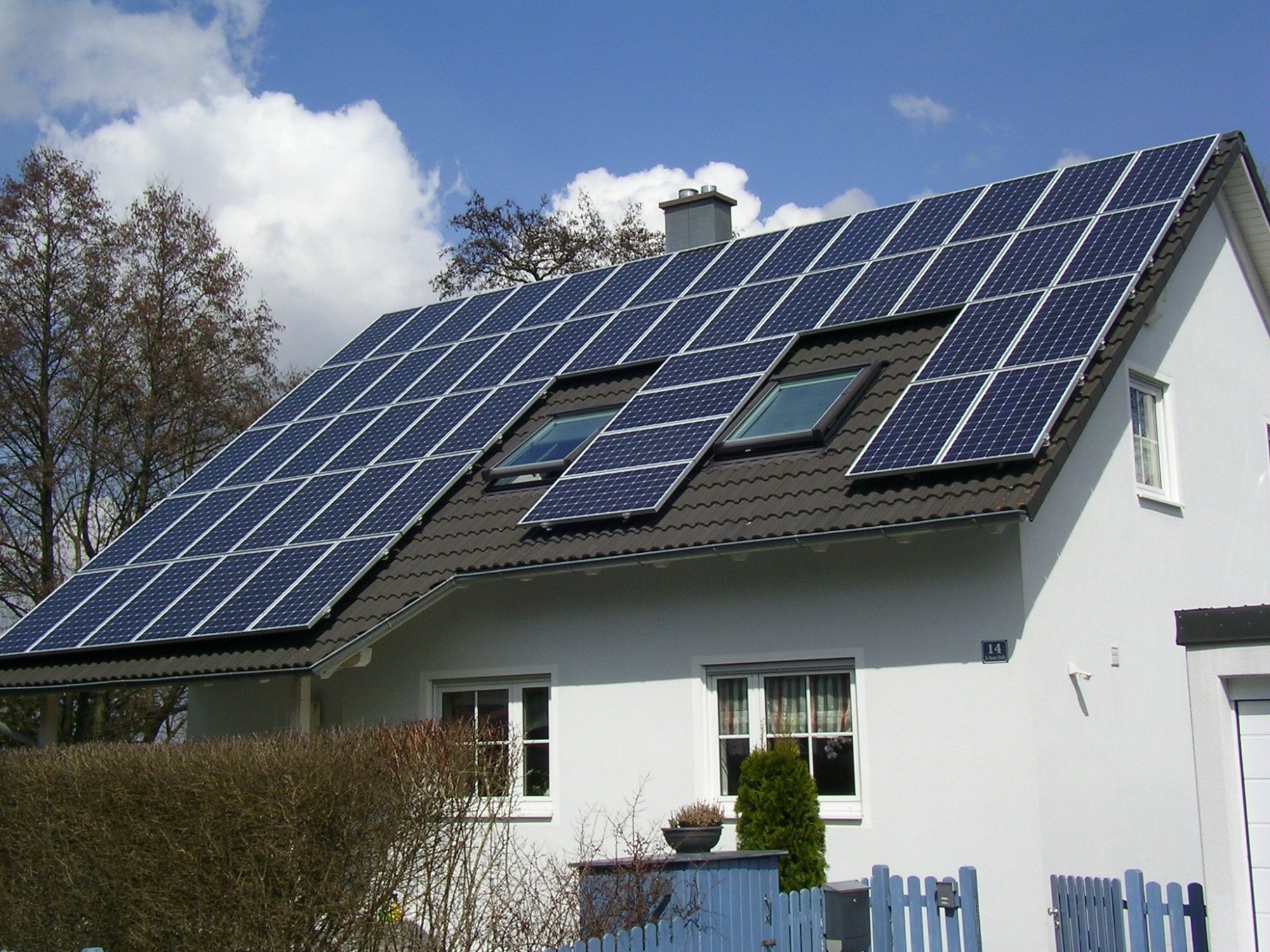 Sistema de montaje solar de techo de tejas