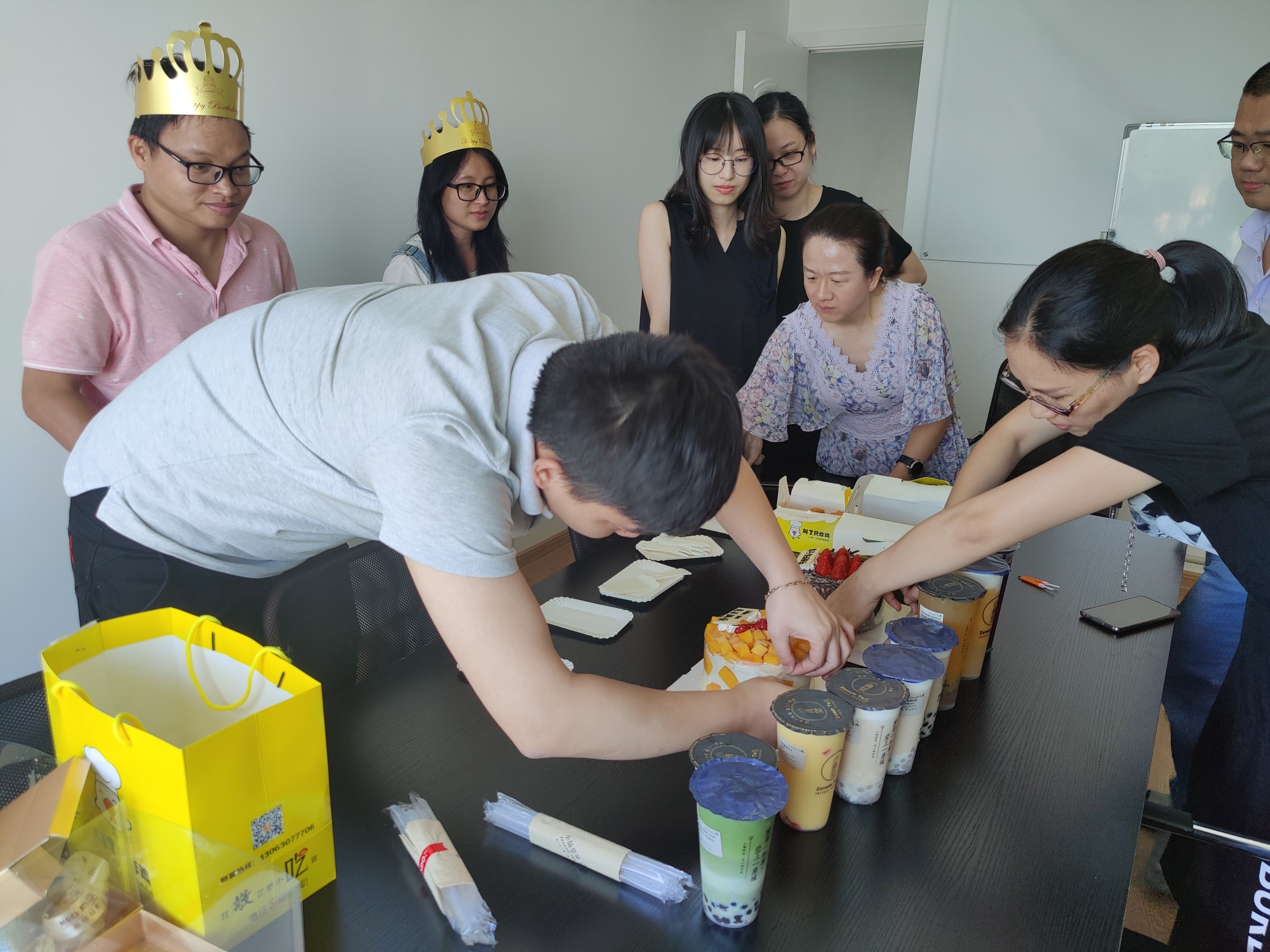 الاحتفال بعيد ميلاد موظفي الشركة