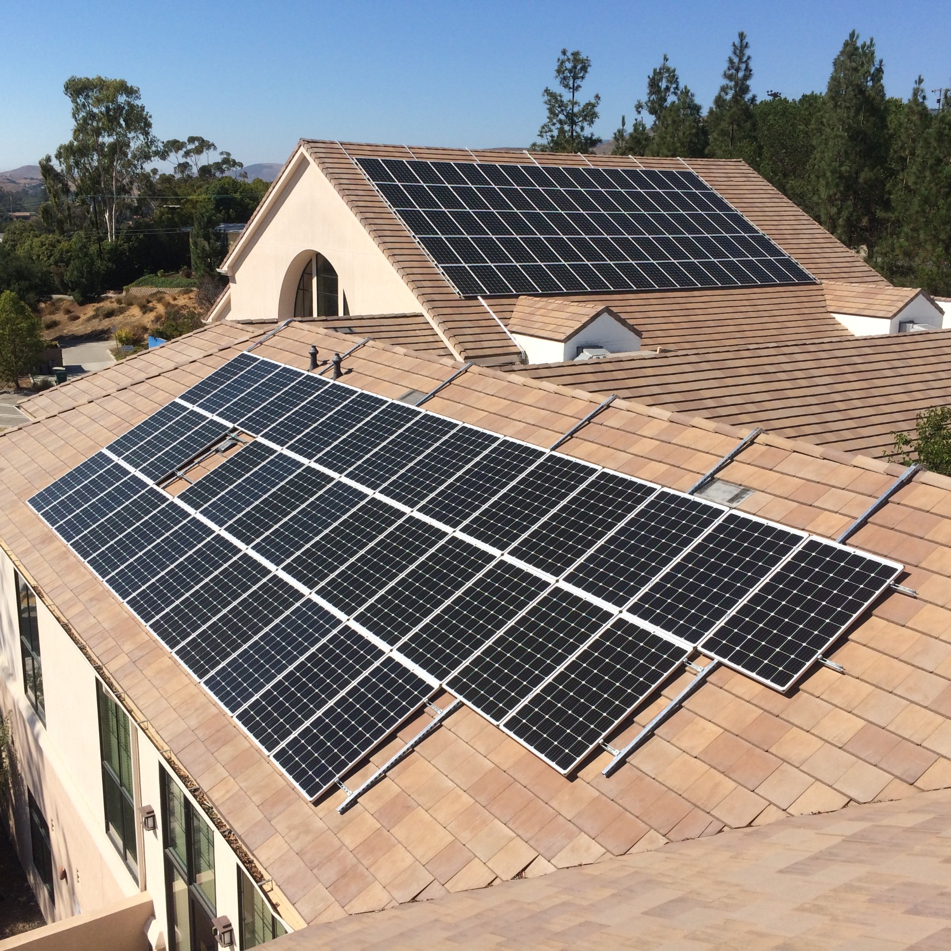 Hệ thống gắn năng lượng mặt trời trên mái nhà có lỗ