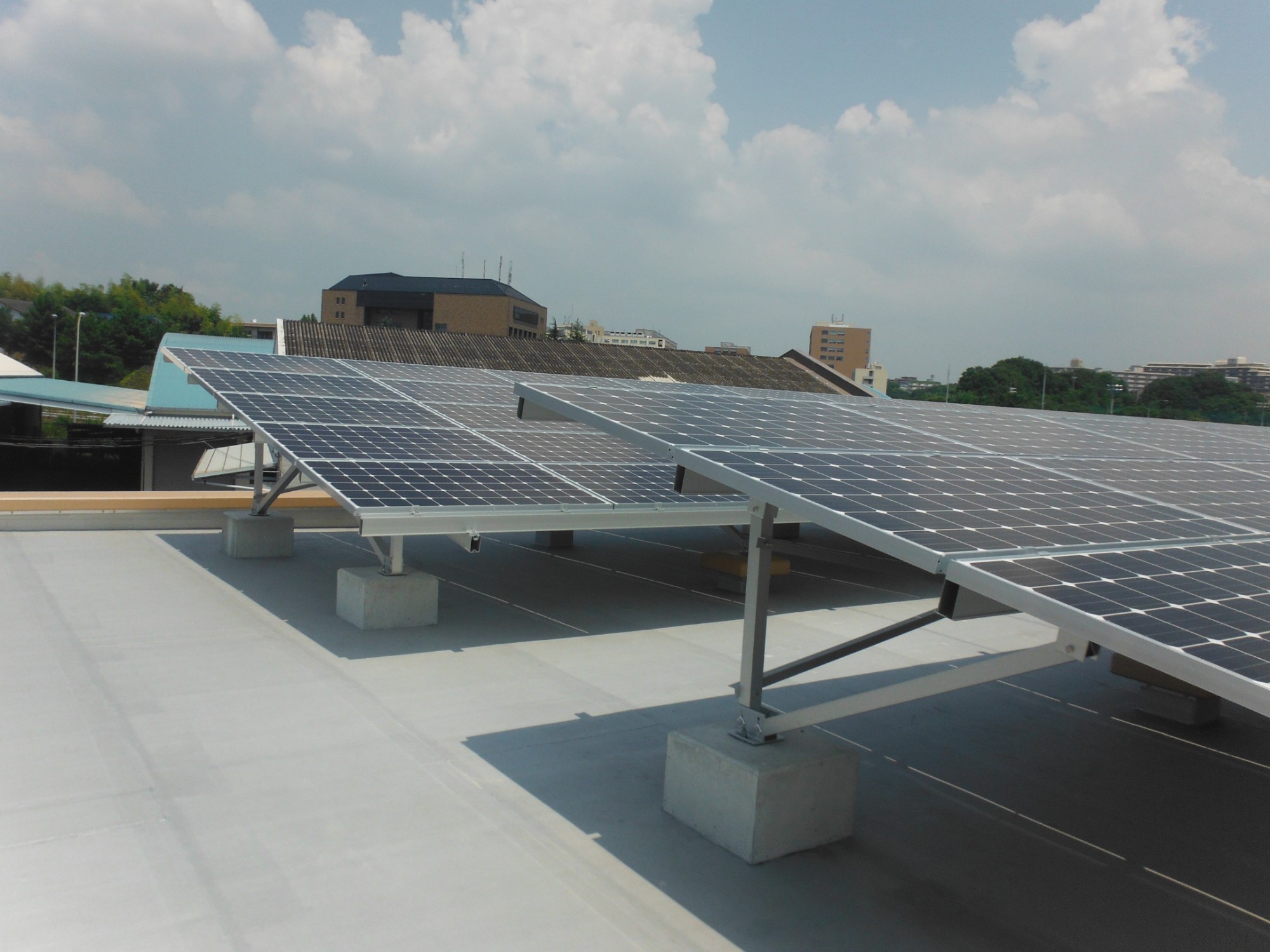 Sistema de estantes solares de telhado plano