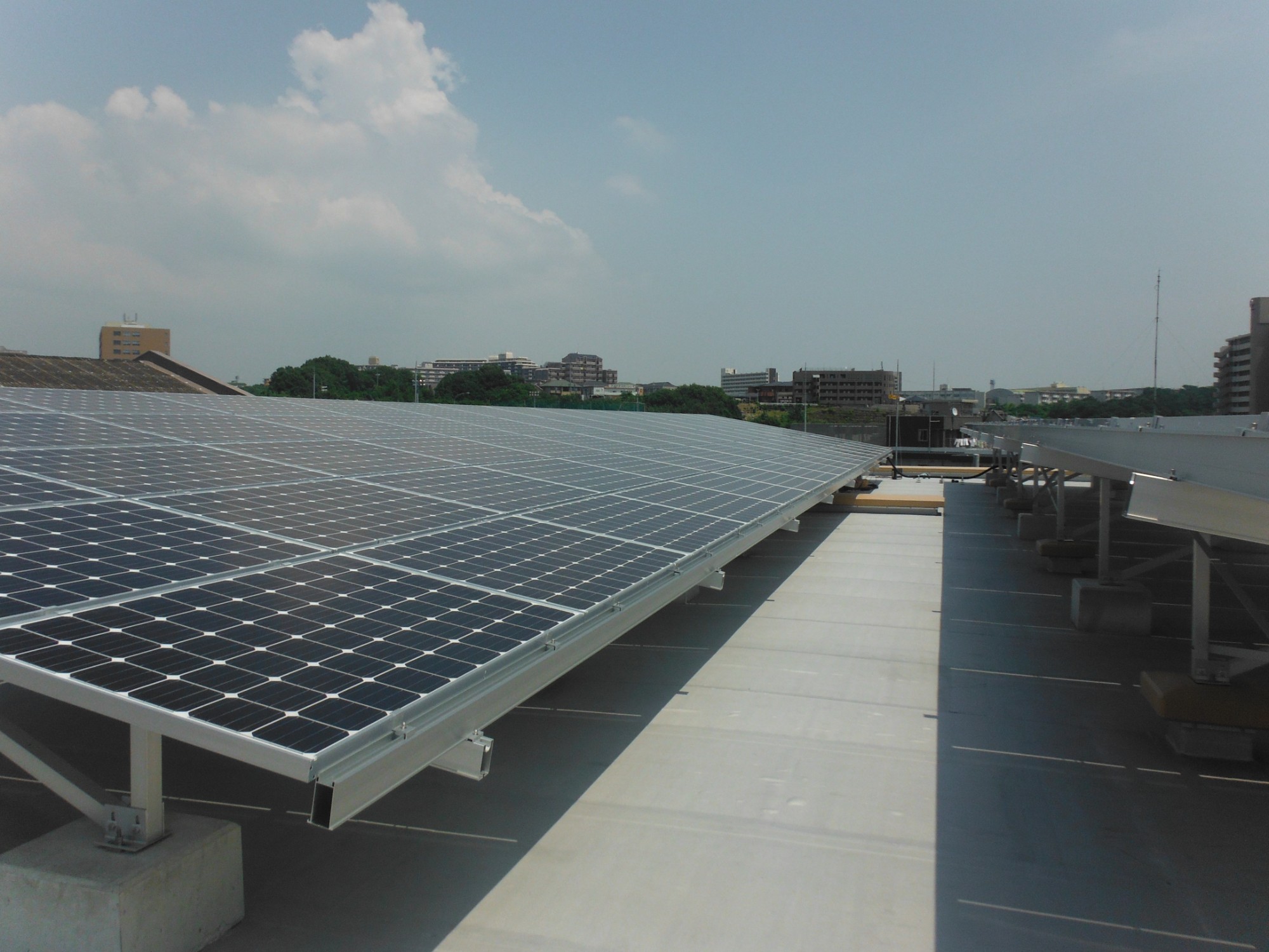 Système de rayonnage solaire à toit plat