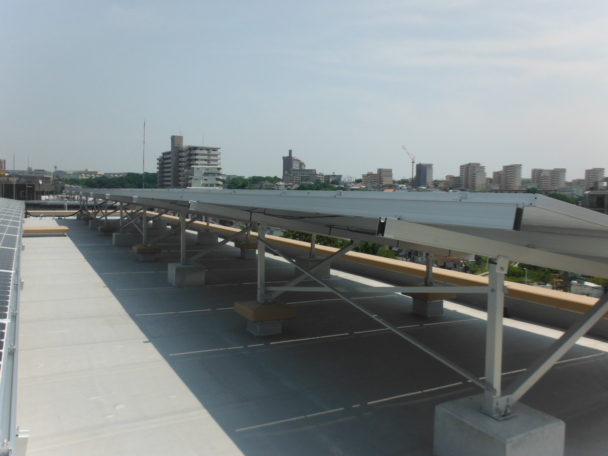 Système de rayonnage solaire à toit plat