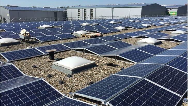 Giá đỡ năng lượng mặt trời bằng nhôm phẳng trên mái nhà bằng nhôm PV Đông Tây