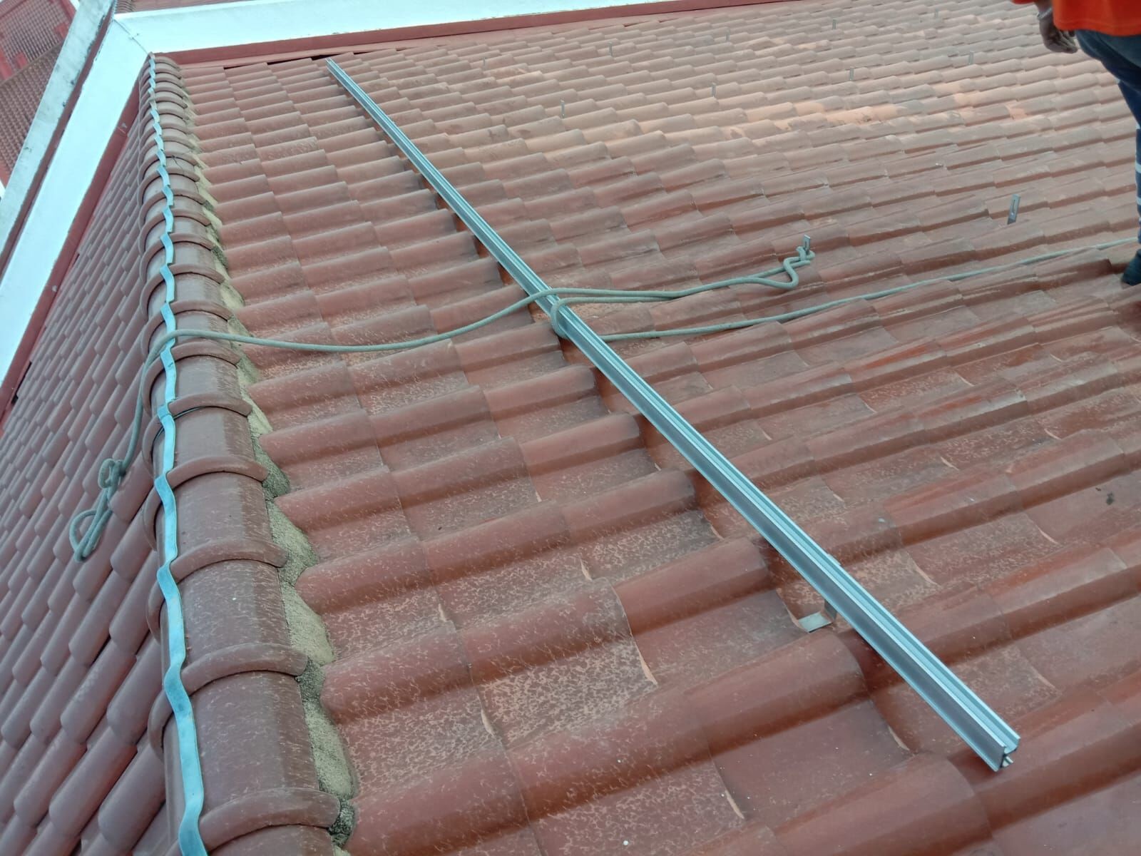 2020年8月にシンガポールで瓦屋根ソーラーフックを設置