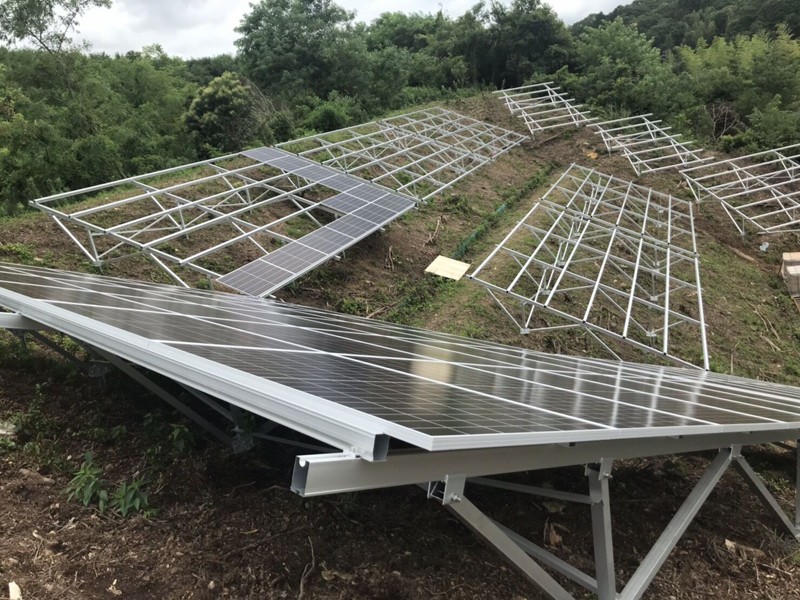 I morsetti si bloccano sotto i pannelli solari