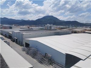 Hệ thống lắp mái bằng kim loại trên sân thượng nhà máy của chúng tôi ở Trung Quốc