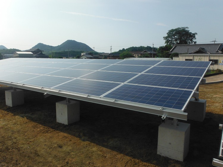 2016 년 7 월 일본 가가 와현 콘크리트 기초 지상 태양 광 설치 프로젝트