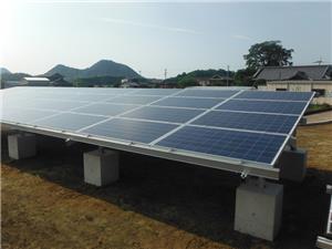 مشروع تركيب الطاقة الشمسية الأرضية للأساس الخرساني في محافظة كاغاوا ، اليابان في يوليو 2016