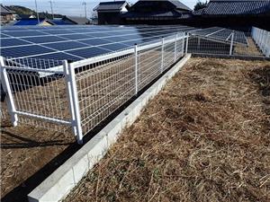 Dự án hàng rào năng lượng mặt trời nhúng nhựa trắng