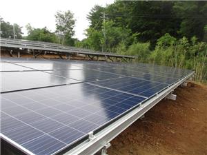أنظمة تركيب الطاقة الشمسية الأرضية في مدينة تاكاهاشي ، أول محطة للطاقة بمحافظة أوكاياما في أغسطس 2019