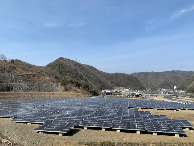2019 년 3 월 Japna 오카야마 Ihara에서 1.58MW 지상 태양 광 설치 프로젝트