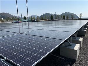 رفوف تركيب الطاقة الشمسية الأرضية لمؤسسة الأسمنت في ساكاكوشي ، مدينة آكو ، محافظة هيوغو ، اليابان في مارس ، 2019