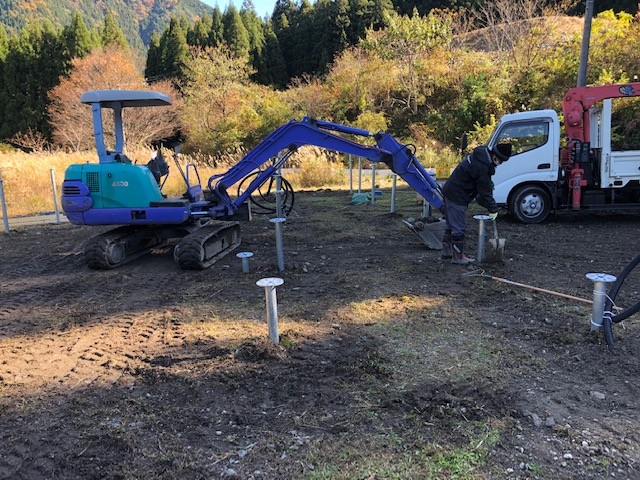 2019 년 11 월 일본 기후현 이타 토리에 태양 광 접지 나사 설치