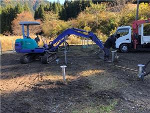 Viti di messa a terra solare installate nella prefettura di Gifu Itatori, in Giappone, a novembre 2019