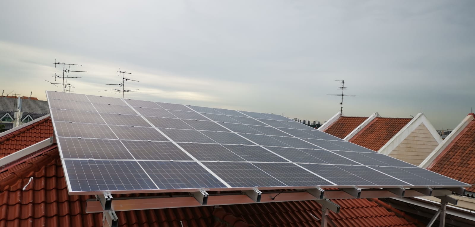 Estructuras de montaje de techo solar instaladas en Singapur en octubre de 2020