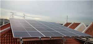 Strutture di montaggio solari sul tetto installate a Singapore nell'ottobre 2020