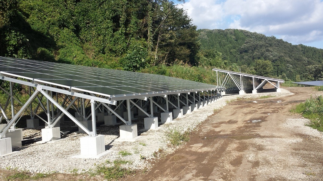 지상 및 옥상에 PV 장착 구조 설치 형태