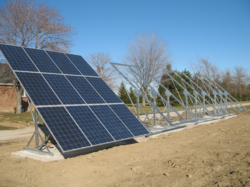 Sistemi di scaffalature solari regolabili per montaggio a terra