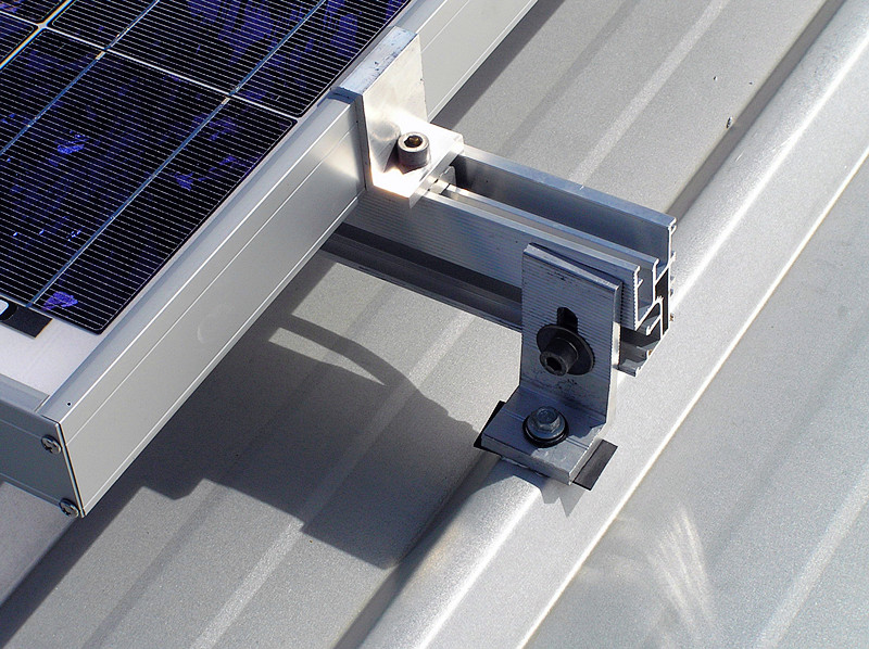 Sistema de montaje en techo de metal con pies solares en L