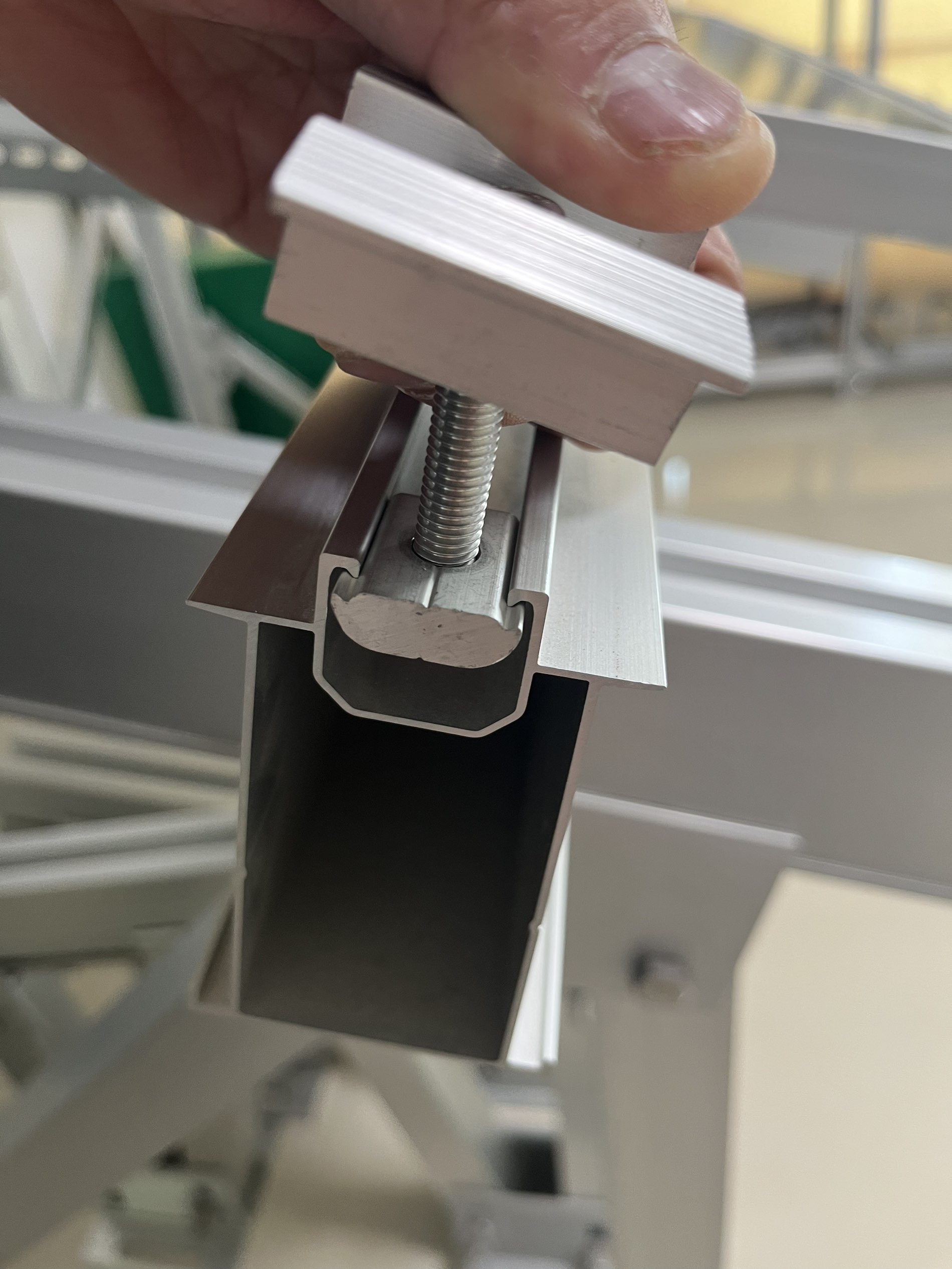 Аксессуар для крепления солнечных батарей на крыше — средний и концевой зажим.