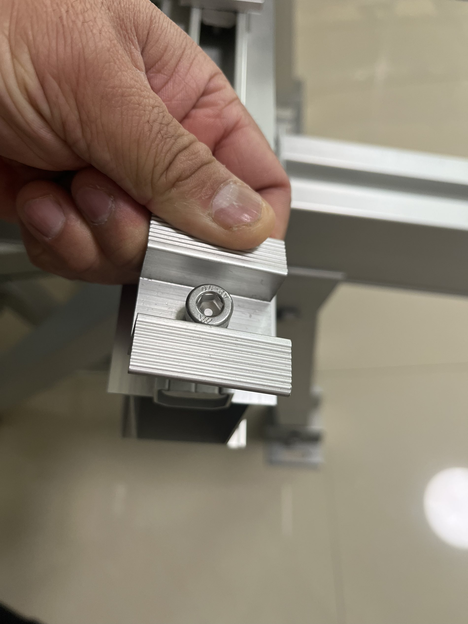 Аксессуар для крепления солнечных батарей на крыше — средний и концевой зажим.