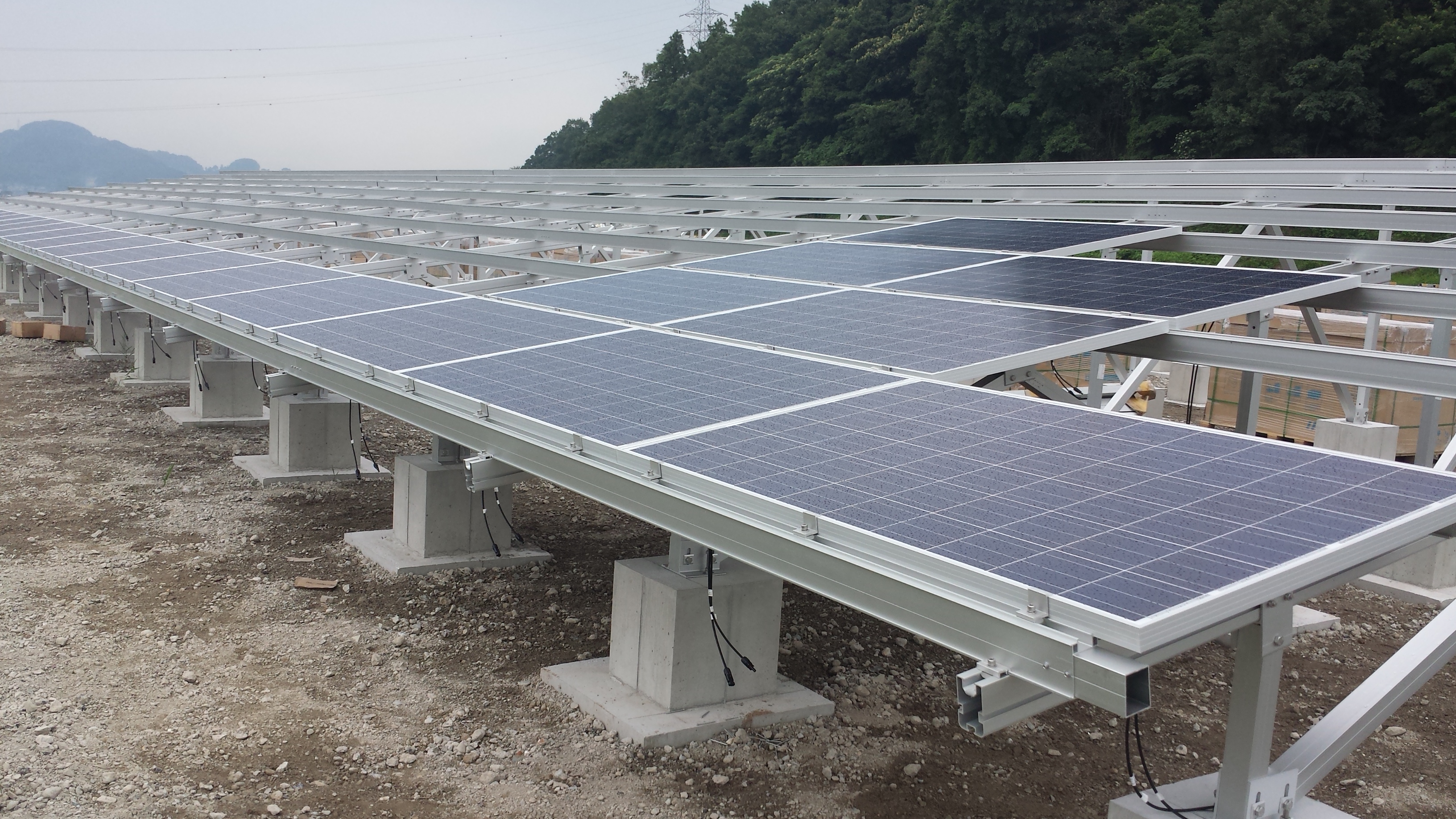 Aluminium-Bodenmontagekonstruktionen für Solaranlagen mit Erdschrauben oder Betonballast