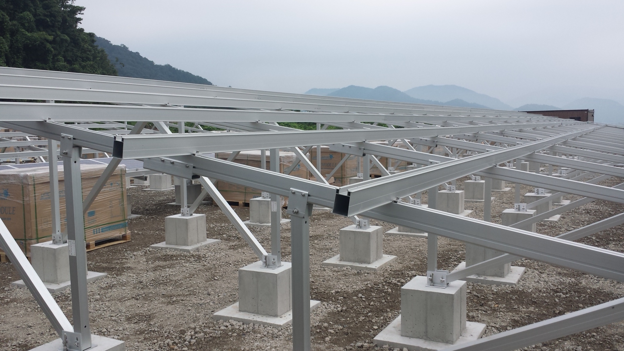 Aluminium-Bodenmontagekonstruktionen für Solaranlagen mit Erdschrauben oder Betonballast