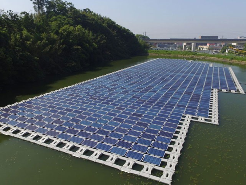 strutture galleggianti per l'installazione di pannelli solari sul lago
