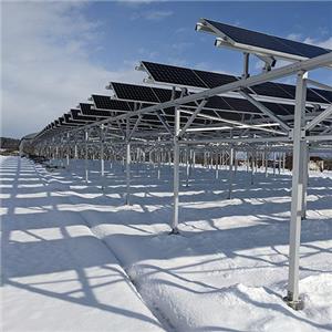 Sistema de instalación de equipos agrícolas alimentado por paneles solares.