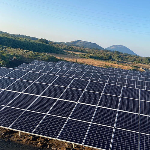 Sistema di montaggio su rack di terra per pannelli solari Struttura di montaggio con fondazione a vite di terra