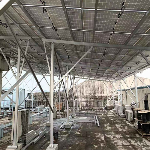平屋根用太陽光発電システム：種類、利点、設置ガイド