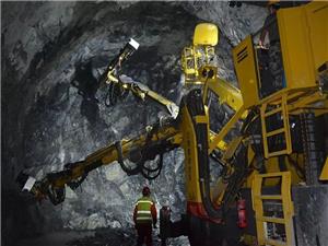 China's first four-arm rock drilling rig comes out