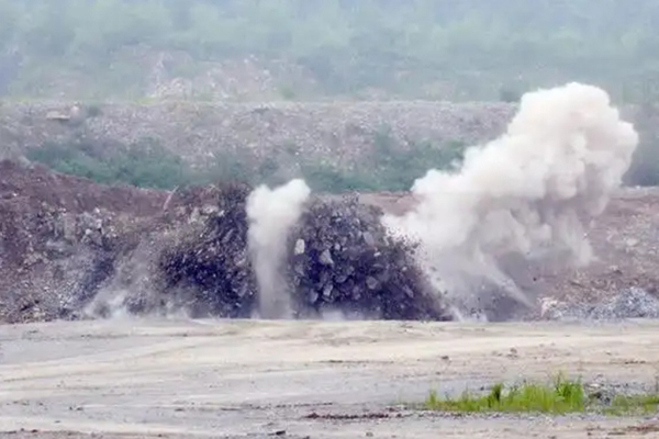 Underwater rock blasting