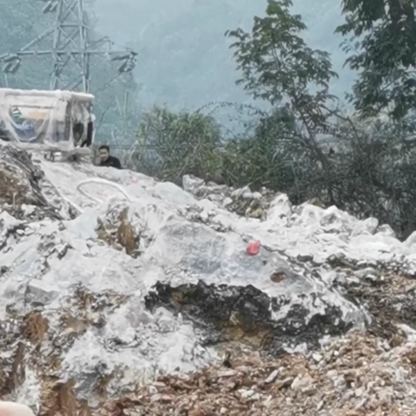 उच्च वोल्टेज बिजली लाइनों के पास चट्टानों का विस्फोट: ऑक्सीजन युक्त चट्टानों के विस्फोट का ऑनसाइट केस स्टडी