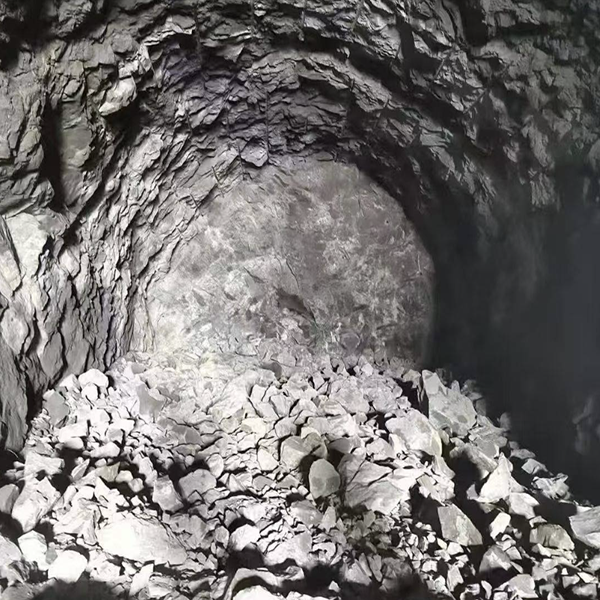 Statiska rivningsmedel för grundläggning och bergschaktning