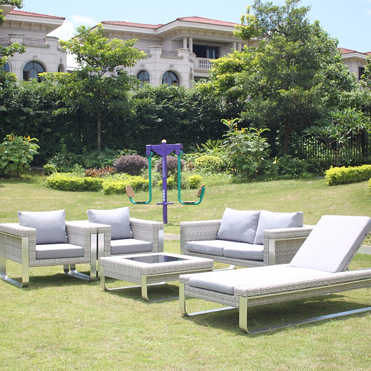 Sofá de salón de mimbre al aire libre con jardín moderno