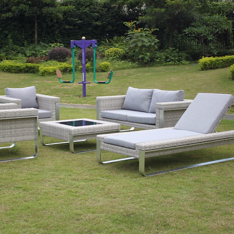 Sofá moderno de vime ao ar livre com jardim