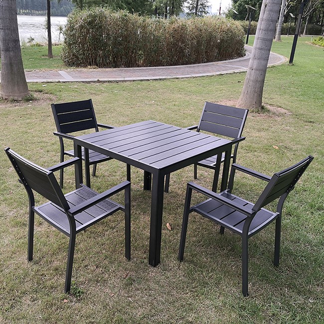 Tavolo e sedia da patio per il tempo libero