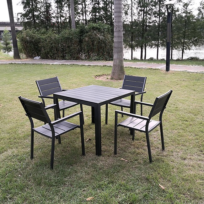 Tavolo e sedia da patio per il tempo libero