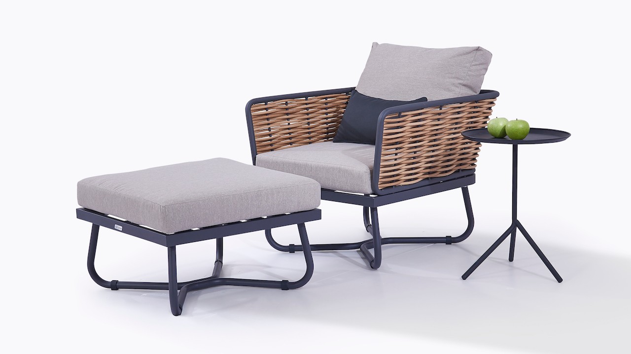 Conjunto de sofá e cadeira de vime cinza para exteriores
