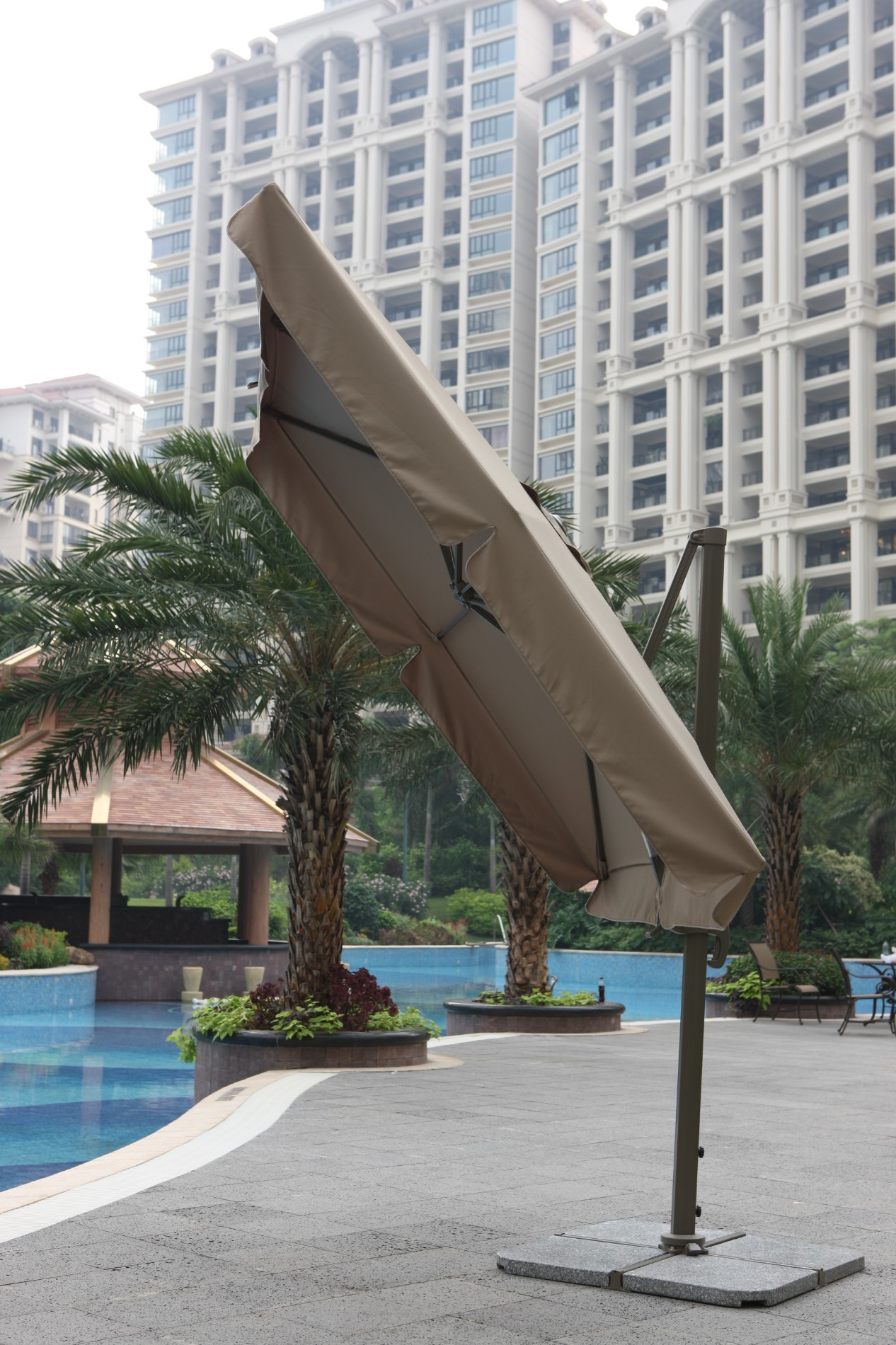 Sonnenschirm für den Außenbereich mit Aluminiumstange und Kreuzfuß