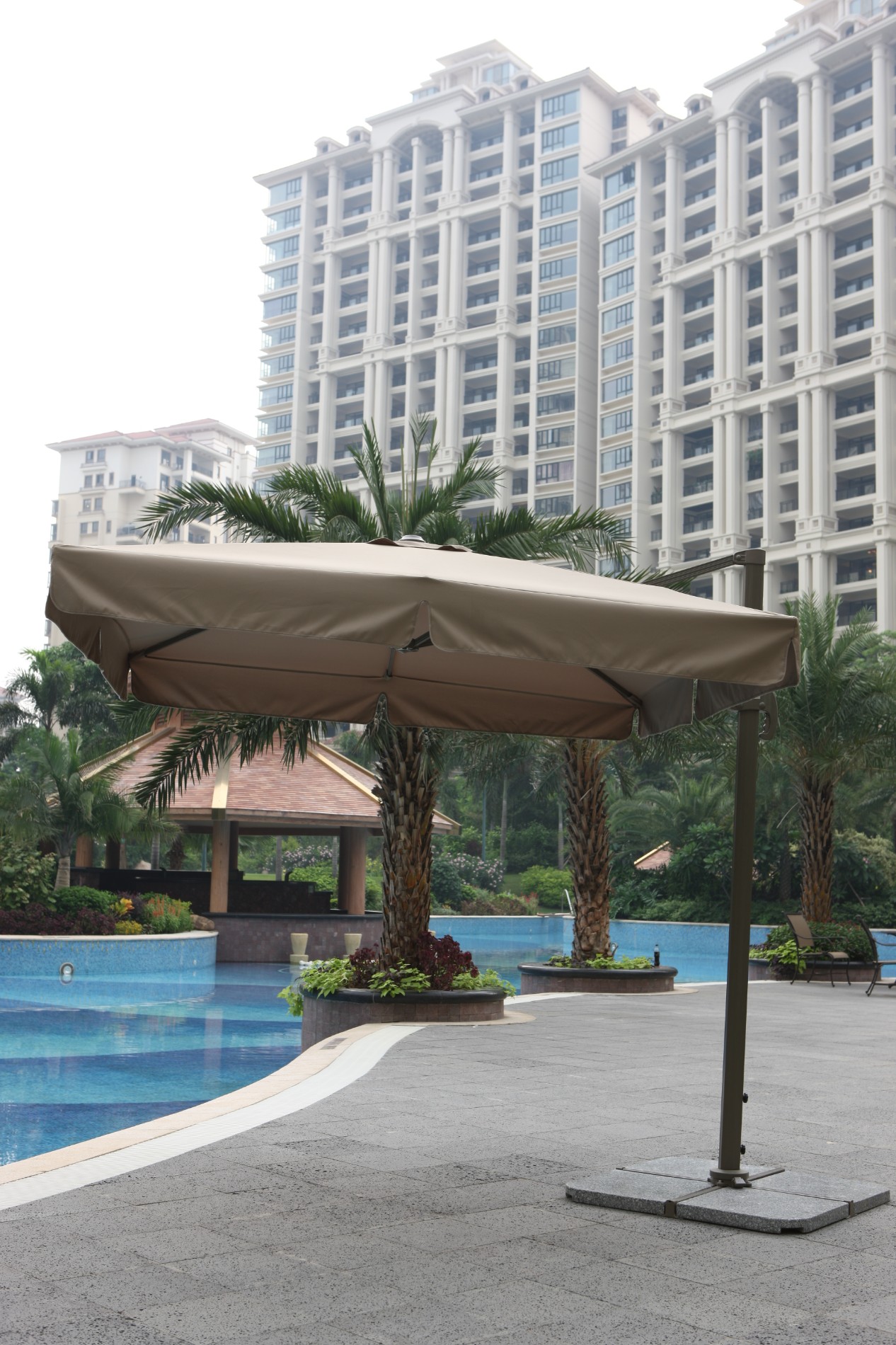 Sonnenschirm für den Außenbereich mit Aluminiumstange und Kreuzfuß