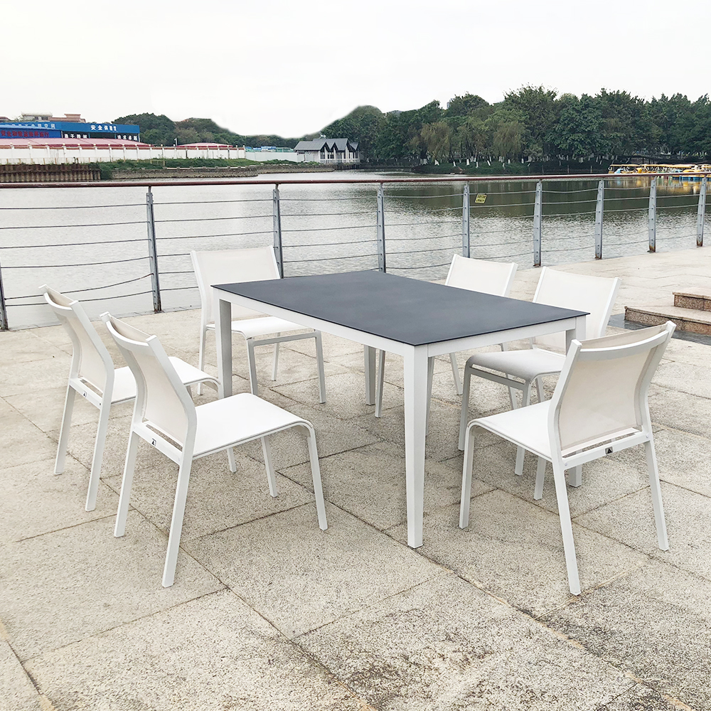tavoli e sedie da pranzo all'aperto impostati fabbrica
