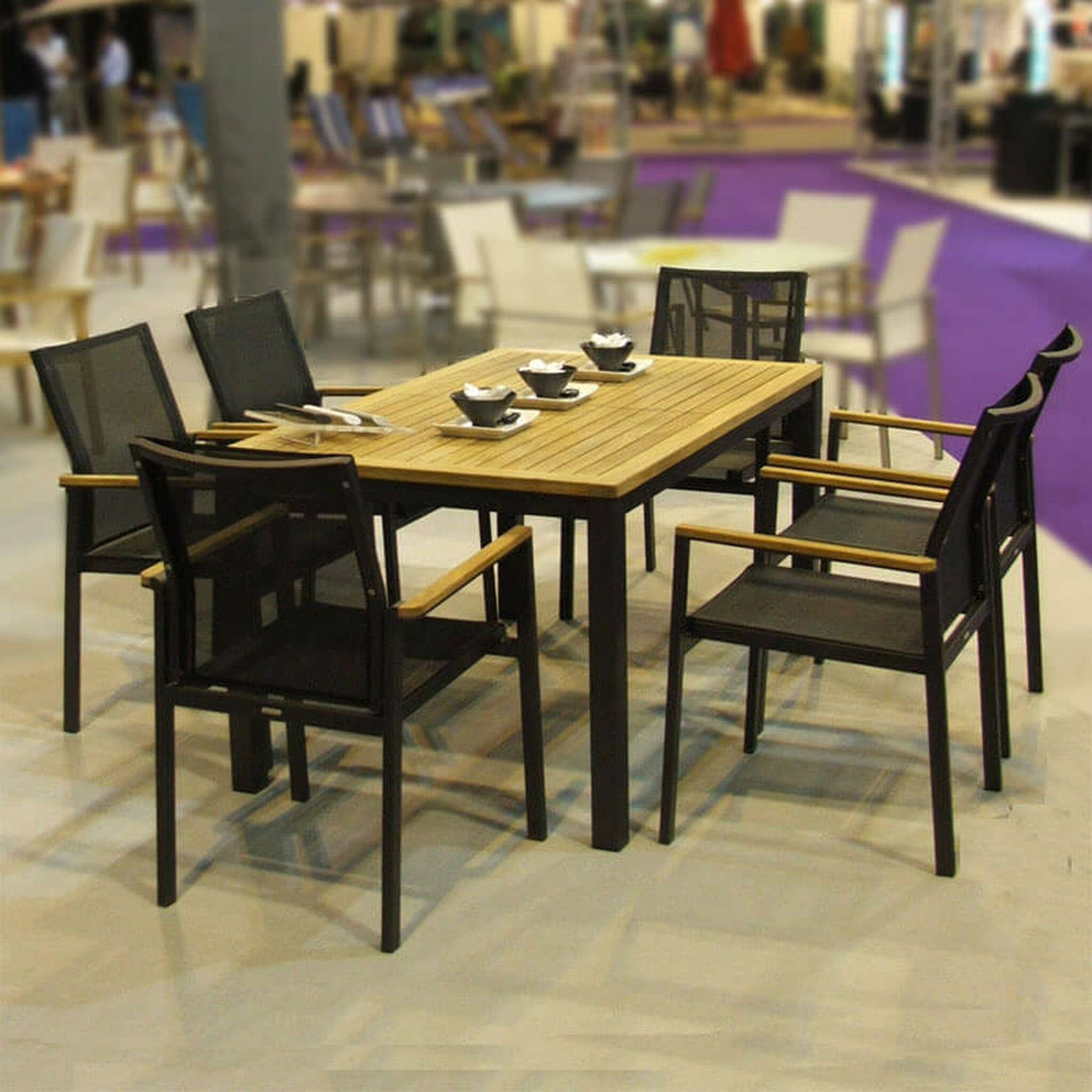 set de masă din lemn din lemn și set de scaune texilene