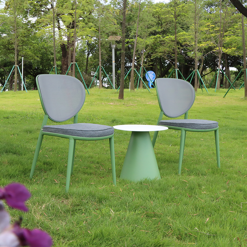 mesa y sillas de jardín con cojín para la venta