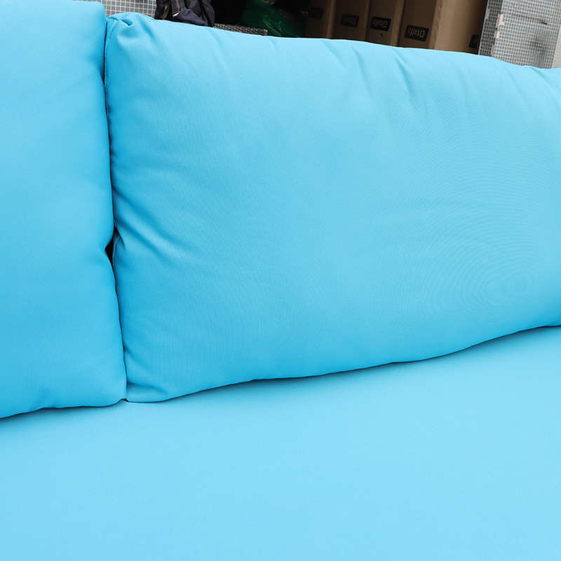 Conjunto de móveis de vime para pátio com almofadas azuis